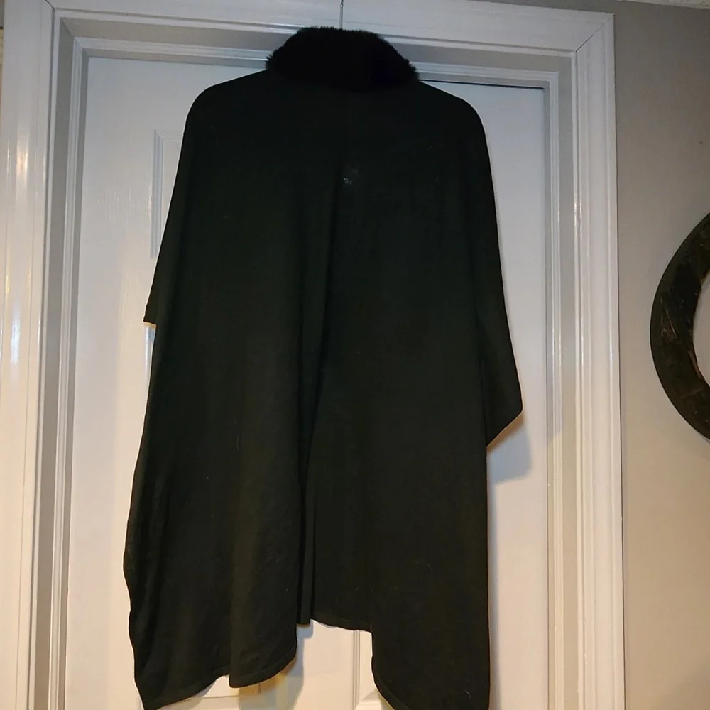 NWT Echo Women’s‎ Faux Fur Trim Fine Guage Black Cape Wrap Shawl Poncho Coat